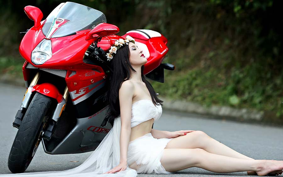 Beautiful girls and motorcycles in Jalandhar