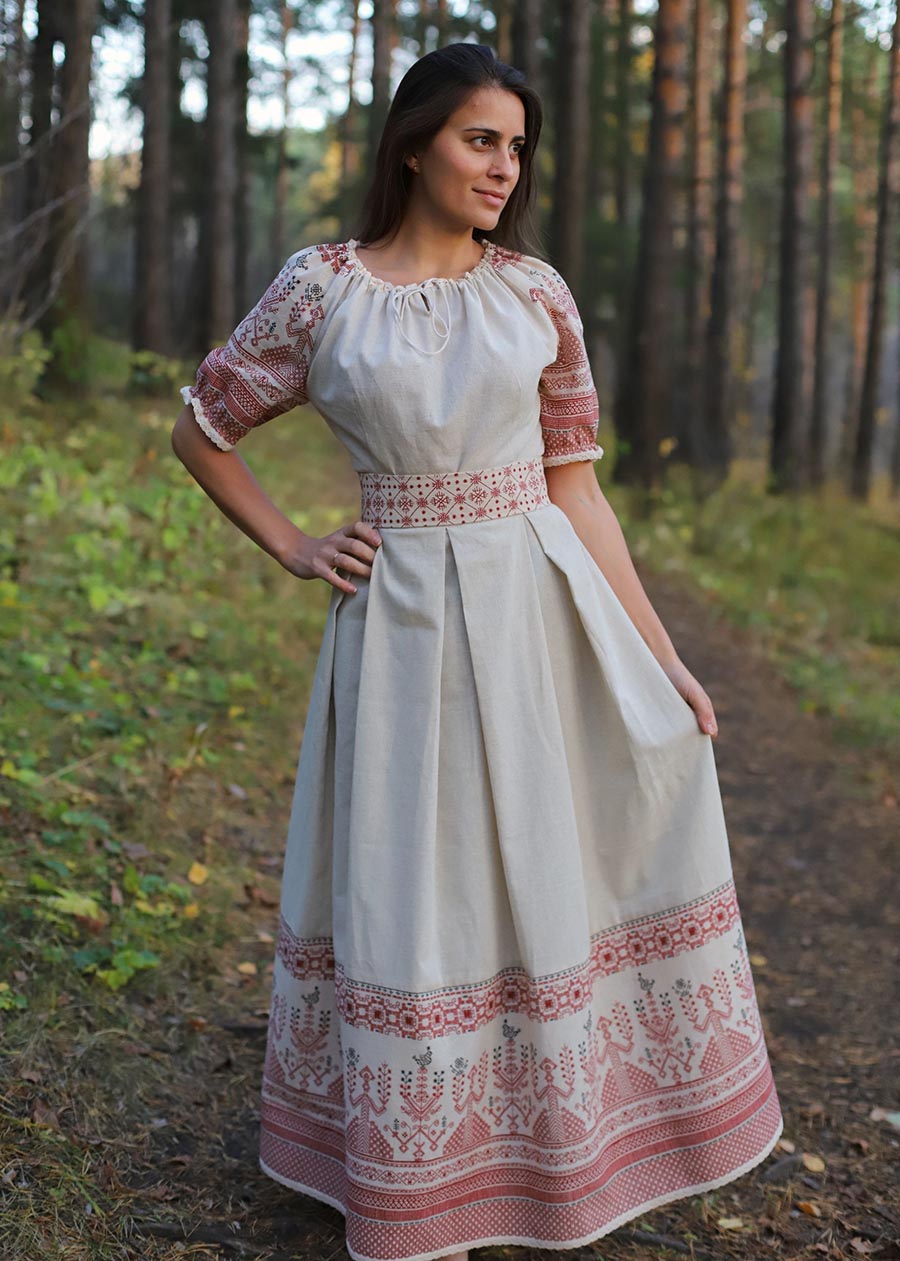 Girls in Slavic costumes in Jalandhar